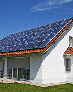 afbeelding van zonnepaneel als achtergrond van de besparing van zonnepanelen op het dashboard